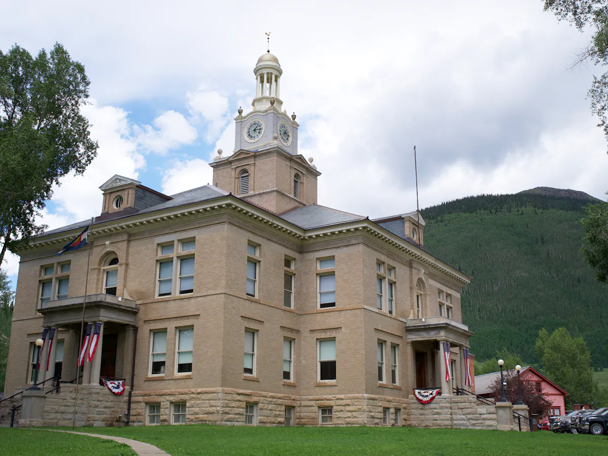 Courthouse building with classical columns and a clear sky